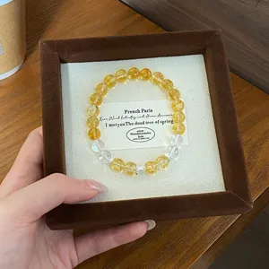 Gros plan détaillé du bracelet de perles de cristal étincelant dans une jolie boîte marron.