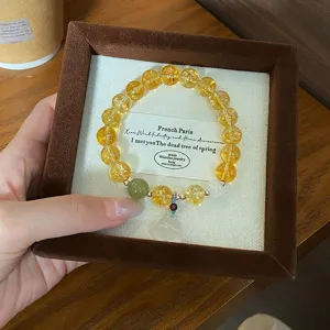 Vue détaillée d'un nouveau bracelet de perles en cristal de style chinois avec pendentif lotus.
