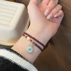 Chinesischer Vintage-Stil doppelreihiges Granat Perlenarmband mit Jade Schnalle Detailansicht.