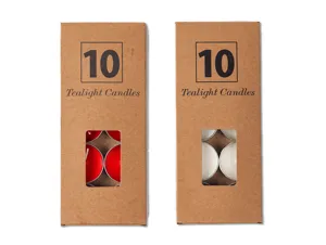 Primer plano detallado de dos cajas de papel kraft con velas de té rojas y blancas.