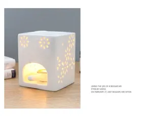 Gros plan sur les détails du brûleur d'huiles essentielles en céramique avec motif floral.
