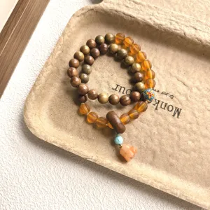 Bracelet en bois double couche vintage chinois avec perles d'ambre et accents cloisonnés.