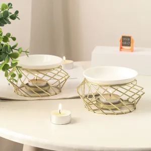 Goldener Metall Aromatherapie Oelbrenner mit weisser Keramiskale, eleganter Teelichthalter zu Hause.