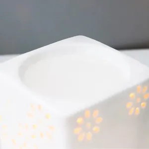 Brule parfum carre en ceramique blanche avec motif floral ajoure pour maison neuf