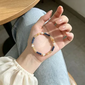 Delizioso bracciale di perle con pietre colorate per un look quotidiano dolce e chic.