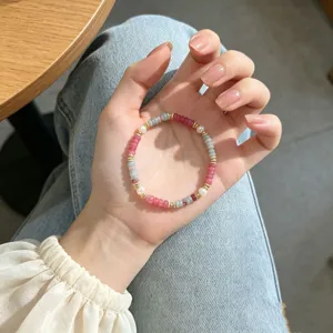 Dettaglio braccialetto di perline colorate, con perle abaco dolci, perle e distanziatori dorati.
