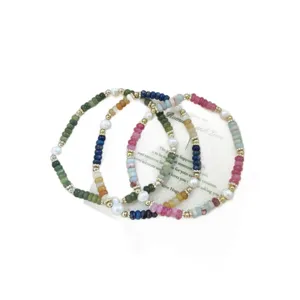 Set di bracciali impilabili con perle e pietre colorate, gioielli eleganti per donna.