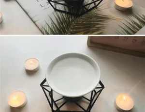 Primer plano detalle del plato quemador de aroma de cerámica blanca sobre soporte de hierro.