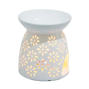 Bruciatore di oli essenziali in ceramica bianca con motivo floreale per aromaterapia e casa.