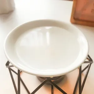 Quemador de aceite de aromaterapia de cerámica blanca con soporte de hierro geométrico spa.