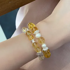 Gros plan détaillé de bracelets jumeaux en cristal et perles avec des accessoires lotus.