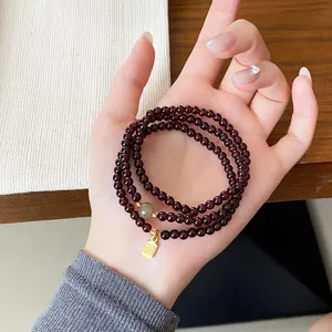 Nouveau bracelet grenat multicouche de style chinois avec pendentif or Fu perle jade.