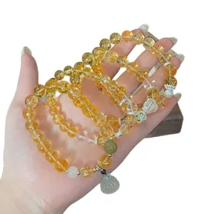 Bracelets multicouches en perles de cristal jaune vue principale, beau bijou de main en verre.