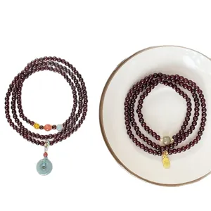Bracelet multirangs en grenat avec boucle de paix en jade et pendentif dore pour femmes.