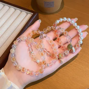 Vue détaillée de bracelets de perles en cristal d'agate naturelle empilés, style design de niche.