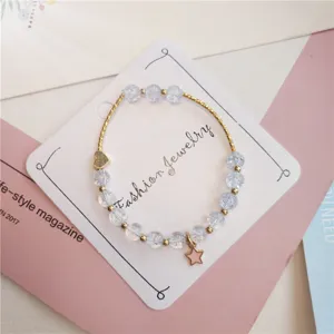 Bracelet de perles de cristal craquelé doux avec des breloques cœur et étoile pour femmes.