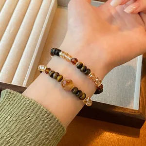 Bracelet de perles en pierre d'œil de tigre vintage Maillard avec charm gourde élégant.