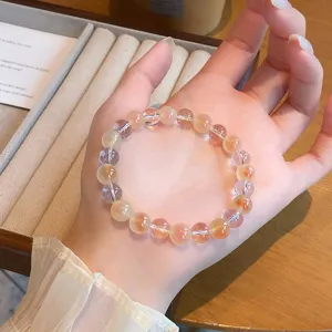 Gros plan détail d'un bracelet de perles en agate translucide douce, design élégant.