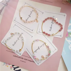 Joli bracelet de perles en cristal vintage avec pendentifs étoile et cœur, vue détaillée.