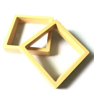 Vue detaillee de la boite de presentation de bijoux flottante carree jaune clair film transparent.