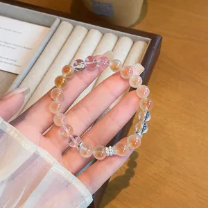 Détail de bracelet de perles en agate cœur sucré doux exquis montrant une texture fine.