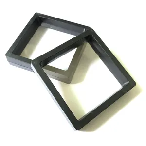 Boîte de présentation de bijoux flottante 3D carrée noire pour bracelets vue détaillée.