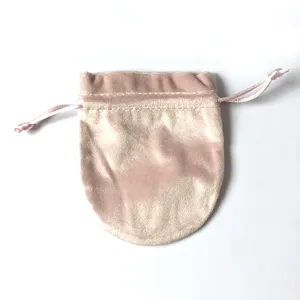 Pochette à bijoux en velours rose avec cordon, idéale pour bracelets et petits cadeaux détail.