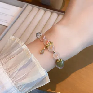 Bracelet de perles en agate de cristal frais et doux avec de délicis pendentifs dorés femme.