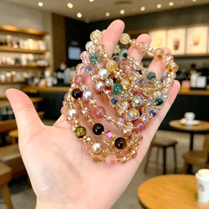 Vue détaillée de bracelets de perles en agate et cristal colorés portés à la main.