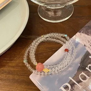 Bracelet de perles en cristal multicouche avec des breloques colorées pour un style chic.
