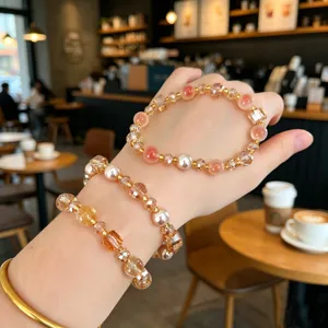 Gros plan détaillé d'un bracelet de perles en agate, perle et cristal dans un décor de café.