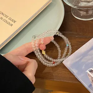 Bracelet de perles de cristal multicouche élégant avec des accents de bonbons colorés.