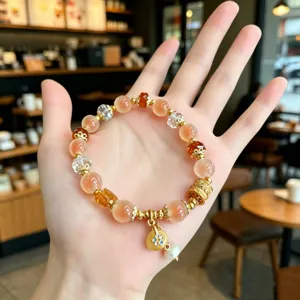 Gedetailleerd uitzicht van oranje agaat kristal kralen armband met mooie hanger.