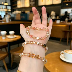 Détail de bracelet de perles en agate et cristal doux, design de bijoux de luxe léger élégant.