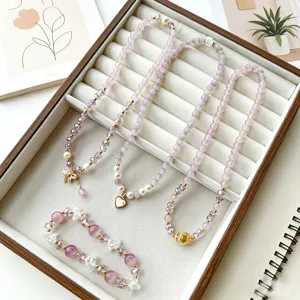 Ensemble de bracelets et colliers de perles en pierre œil de chat violet doux avec pendentif.