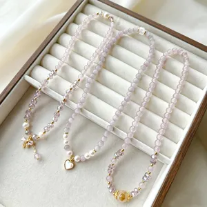 Ensemble de bracelets de perles mauves doux avec pendentifs nœud et cœur, style charmant.