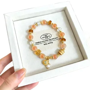 Zoete oranje agaat kristal kralen armband met bedel en parelhangertje in geschenkdoos hoofdweergave.