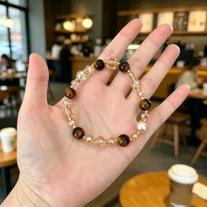 Vue détaillée du bracelet de perles sucré avec agate, cristal, perle et entretoises dorées.