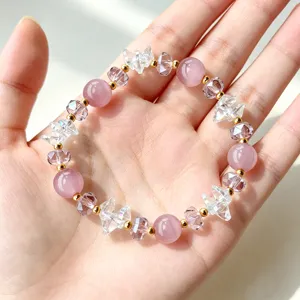 Vue détaillée du bracelet en pierre d'œil de chat violet doux avec des nœuds en cristal.