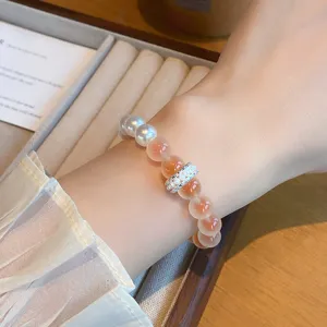 Vue de détail en gros plan du bracelet en perles d'agate douce avec intercalaire argenté.