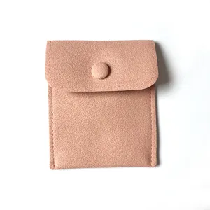 Pochette emballage bijoux velours rose vue détail, petit sac cadeau souple bracelets.