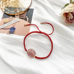 Bracelet cordon rouge fait main avec pendentif patte de chat en quartz fraise et perles or.