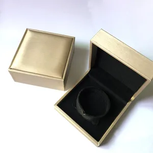 Coffret cadeau de bijoux champagne or avec intérieur en velours noir pour bracelets.