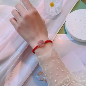 Bracelet rouge fait main avec charm en cristal rose, bijou tressé élégant porte-bonheur.