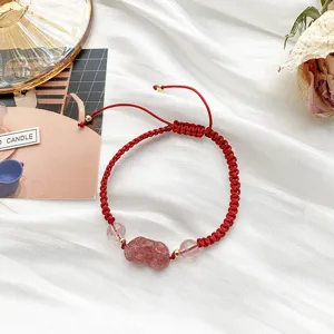 Bracelet en cordon rouge fait main avec quartz fraise et pendentif Pixiu en cristal.