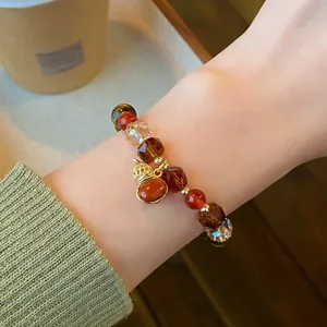 Gros plan détaillé du bracelet de perles rétro Maillard avec pierre naturelle et pendentif.