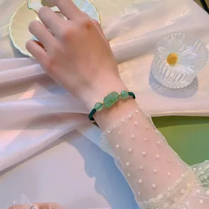 Vue détaillée d'un bracelet tressé en cristal vert Pixiu, bijou élégant de bon augure quotidien.