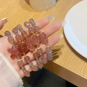 Detaillierte Ansicht vom süßen Erdbeerquarz und Graumondstein Bär Charm Perlenarmband.