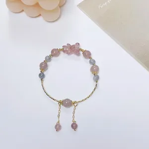 Süßes ins-Stil Erdbeerquarz Graumondstein Armband mit niedlichem Kristallbär Anhänger.