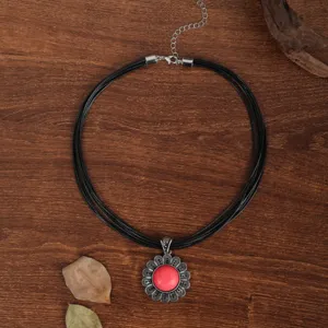 Boheemse retro ketting met meerdere zwarte koorden en een prachtige zilveren bloemhanger.